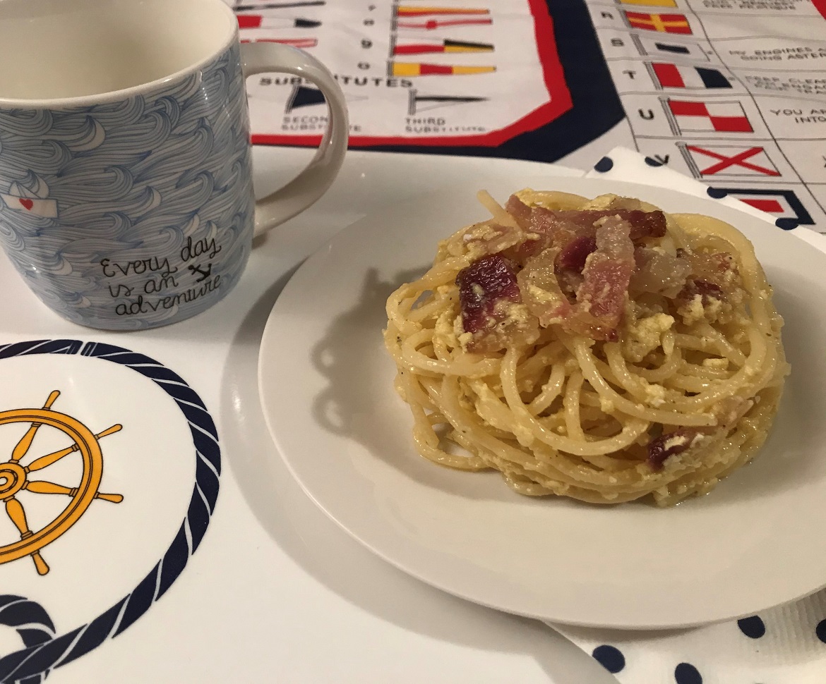 spaghetti alla carbonara, cena in barca